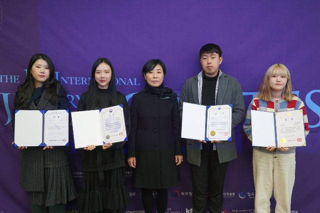 왼쪽부터 베스트굿즈상 전유림, 캐드부문 대상 이예림, 서애란 회장, 실물부문 대상 이원기, 렌더링부문 대상 김혜린.JPG