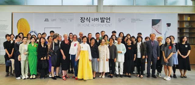 장식너머발언단체샷450.jpg