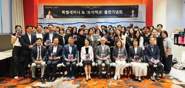 스와야스카즈강연단체489.jpg